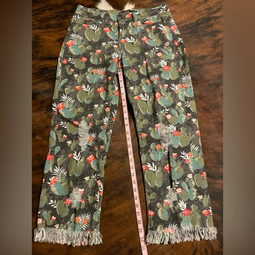 L&B Women’s Black Floral Cactus Print Jeans - Picture 7 of 7